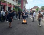FOTO: Aktivis Gerakan Mahasiswa Kangean saat berunjuk rasa di depan Kantor Bupati Sumenep, Rabu (25/6/2025). Aksi ini merupakan kelanjutan dari protes mereka sebelumnya, menuntut dihentikannya survei seismik migas oleh Kangean Energy Indonesia (KEI), di wilayah Kepulauan Kangean.