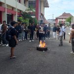 FOTO: Aktivis Gerakan Mahasiswa Kangean saat berunjuk rasa di depan Kantor Bupati Sumenep, Rabu (25/6/2025). Aksi ini merupakan kelanjutan dari protes mereka sebelumnya, menuntut dihentikannya survei seismik migas oleh Kangean Energy Indonesia (KEI), di wilayah Kepulauan Kangean.