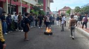 FOTO: Aktivis Gerakan Mahasiswa Kangean saat berunjuk rasa di depan Kantor Bupati Sumenep, Rabu (25/6/2025). Aksi ini merupakan kelanjutan dari protes mereka sebelumnya, menuntut dihentikannya survei seismik migas oleh Kangean Energy Indonesia (KEI), di wilayah Kepulauan Kangean.
