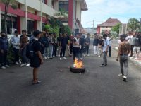 FOTO: Aktivis Gerakan Mahasiswa Kangean saat berunjuk rasa di depan Kantor Bupati Sumenep, Rabu (25/6/2025). Aksi ini merupakan kelanjutan dari protes mereka sebelumnya, menuntut dihentikannya survei seismik migas oleh Kangean Energy Indonesia (KEI), di wilayah Kepulauan Kangean.