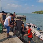 FOTO: Ketua Baznas Kabupaten Sumenep Ahmad Rahman menyalurkan bantuan pemulangan jenazah dari Surabaya ke Pulau Masalembu, salah satu wilayah terluar di Kabupaten Sumenep.