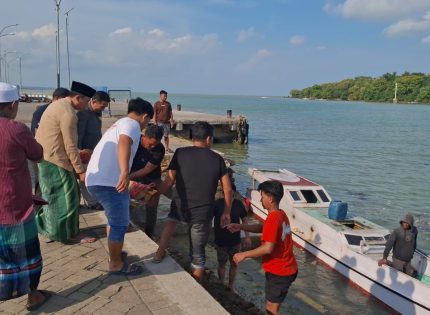 FOTO: Ketua Baznas Kabupaten Sumenep Ahmad Rahman menyalurkan bantuan pemulangan jenazah dari Surabaya ke Pulau Masalembu, salah satu wilayah terluar di Kabupaten Sumenep.