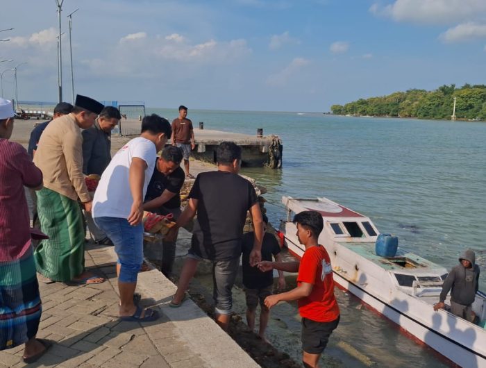 FOTO: Ketua Baznas Kabupaten Sumenep Ahmad Rahman menyalurkan bantuan pemulangan jenazah dari Surabaya ke Pulau Masalembu, salah satu wilayah terluar di Kabupaten Sumenep.