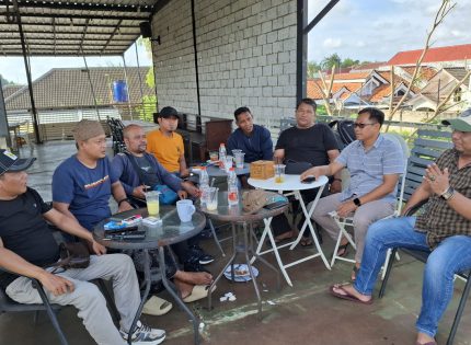 FOTO: Para ketua asosiasi wartawan dan media saat berkumpul menyatakan sikap atas siaran pers PT. KEI kepada sejumlah media yang dinilai merendahkan profesi wartawan.