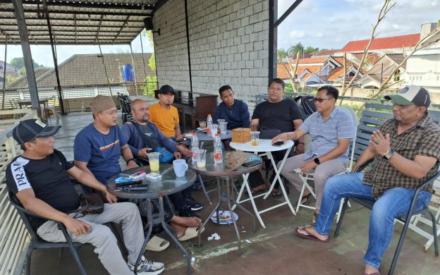 FOTO: Para ketua asosiasi wartawan dan media saat berkumpul menyatakan sikap atas siaran pers PT. KEI kepada sejumlah media yang dinilai merendahkan profesi wartawan.
