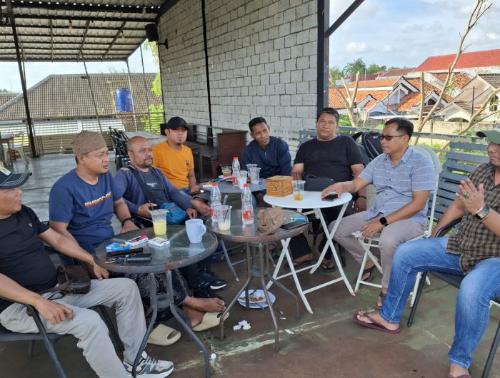 FOTO: Para ketua asosiasi wartawan dan media saat berkumpul menyatakan sikap atas siaran pers PT. KEI kepada sejumlah media yang dinilai merendahkan profesi wartawan.