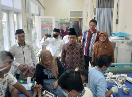 FOTO: Baznas Kabupaten Sumenep bekerja sama dengan Kemenag menggelar khitanan massal gratis serta penyaluran santunan bagi anak yatim dan penyandang disabilitas.
