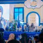 FOTO: Owner Arinna Hidayah Bakery, Hj. Arinna Hidayah saat menyampaikan sambutan grand launching didampingi Arumi Bachsin di Graha Adipoday, Sumenep. (Dok. Arinna Hidayah Bakery/wartazone.com)