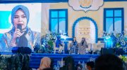 FOTO: Owner Arinna Hidayah Bakery, Hj. Arinna Hidayah saat menyampaikan sambutan grand launching didampingi Arumi Bachsin di Graha Adipoday, Sumenep. (Dok. Arinna Hidayah Bakery/wartazone.com)