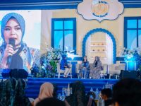 FOTO: Owner Arinna Hidayah Bakery, Hj. Arinna Hidayah saat menyampaikan sambutan grand launching didampingi Arumi Bachsin di Graha Adipoday, Sumenep. (Dok. Arinna Hidayah Bakery/wartazone.com)