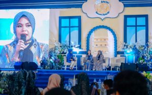 FOTO: Owner Arinna Hidayah Bakery, Hj. Arinna Hidayah saat menyampaikan sambutan grand launching didampingi Arumi Bachsin di Graha Adipoday, Sumenep. (Dok. Arinna Hidayah Bakery/wartazone.com)