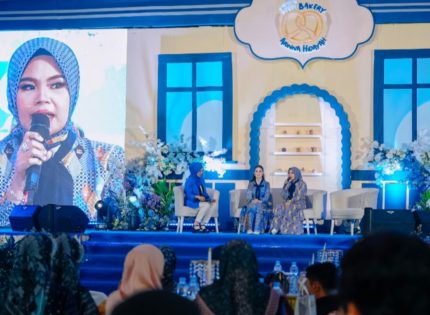 FOTO: Owner Arinna Hidayah Bakery, Hj. Arinna Hidayah saat menyampaikan sambutan grand launching didampingi Arumi Bachsin di Graha Adipoday, Sumenep. (Dok. Arinna Hidayah Bakery/wartazone.com)