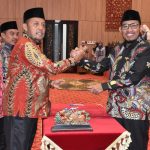 FOTO: Ketua DPRD Sumenep bersama Bupati saat menandatangani Nota KUA PPAS tahun Anggaran 2025, dalam Rapat Paripurna DPRD Sumenep, Selasa (1/7/2025).