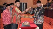 FOTO: Ketua DPRD Sumenep bersama Bupati saat menandatangani Nota KUA PPAS tahun Anggaran 2025, dalam Rapat Paripurna DPRD Sumenep, Selasa (1/7/2025).