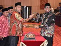 FOTO: Ketua DPRD Sumenep bersama Bupati saat menandatangani Nota KUA PPAS tahun Anggaran 2025, dalam Rapat Paripurna DPRD Sumenep, Selasa (1/7/2025).