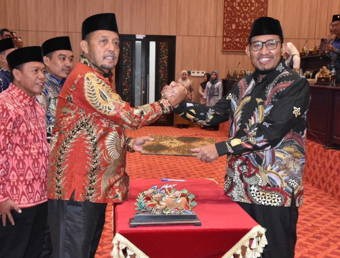 FOTO: Ketua DPRD Sumenep bersama Bupati saat menandatangani Nota KUA PPAS tahun Anggaran 2025, dalam Rapat Paripurna DPRD Sumenep, Selasa (1/7/2025).