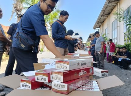 FOTO: Owner PT Empat Sekawan Mulia (ESM) H. Suhaydi, saat mendampingi tim Bea Cukai Madura dalam proses pengecekan ekspor brand King Bravo, ke Filipina. Rabu (9/7/2025). (Panji Agira for wartazone.com)
