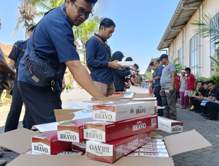 FOTO: Owner PT Empat Sekawan Mulia (ESM) H. Suhaydi, saat mendampingi tim Bea Cukai Madura dalam proses pengecekan ekspor brand King Bravo, ke Filipina. Rabu (9/7/2025). (Panji Agira for wartazone.com)