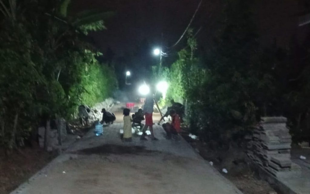 Warga Sumbermulyo Lembur Malam Demi Pavingisasi, PT BSI Dapat Apresiasi