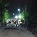 FOTO: Warga Dusun Mulyoasri, Desa Sumbermulyo, Kecamatan Pesanggaran, Banyuwangi, saat lembur di malam hari untuk mempercepat pembangunan jalan desa. (Panji Agira/wartazone.com)