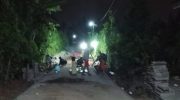 FOTO: Warga Dusun Mulyoasri, Desa Sumbermulyo, Kecamatan Pesanggaran, Banyuwangi, saat lembur di malam hari untuk mempercepat pembangunan jalan desa. (Panji Agira/wartazone.com)