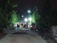 FOTO: Warga Dusun Mulyoasri, Desa Sumbermulyo, Kecamatan Pesanggaran, Banyuwangi, saat lembur di malam hari untuk mempercepat pembangunan jalan desa. (Panji Agira/wartazone.com)
