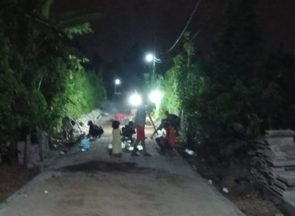 FOTO: Warga Dusun Mulyoasri, Desa Sumbermulyo, Kecamatan Pesanggaran, Banyuwangi, saat lembur di malam hari untuk mempercepat pembangunan jalan desa. (Panji Agira/wartazone.com)