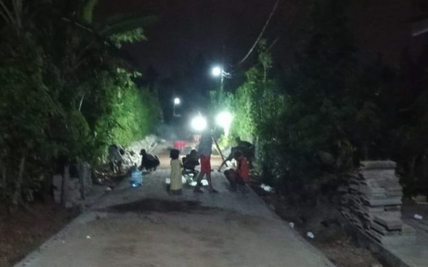 FOTO: Warga Dusun Mulyoasri, Desa Sumbermulyo, Kecamatan Pesanggaran, Banyuwangi, saat lembur di malam hari untuk mempercepat pembangunan jalan desa. (Panji Agira/wartazone.com)