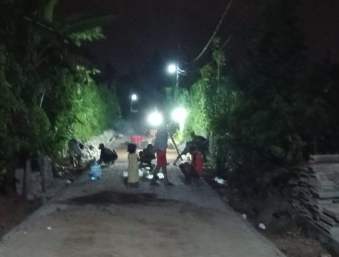 FOTO: Warga Dusun Mulyoasri, Desa Sumbermulyo, Kecamatan Pesanggaran, Banyuwangi, saat lembur di malam hari untuk mempercepat pembangunan jalan desa. (Panji Agira/wartazone.com)