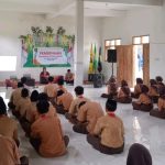 FOTO: Tim Promosi Kesehatan Puskesmas Batuputih bersama lintas program, melakukan pembinaan terhadap anggota Saka Bakti Husada (SBH) di SMK Darul Ulum, Desa Batuputih Kenik, Kecamatan Batuputih, Kabupaten Sumenep. (Ist/wartazone.com)