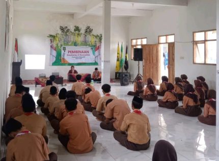 FOTO: Tim Promosi Kesehatan Puskesmas Batuputih bersama lintas program, melakukan pembinaan terhadap anggota Saka Bakti Husada (SBH) di SMK Darul Ulum, Desa Batuputih Kenik, Kecamatan Batuputih, Kabupaten Sumenep. (Ist/wartazone.com)