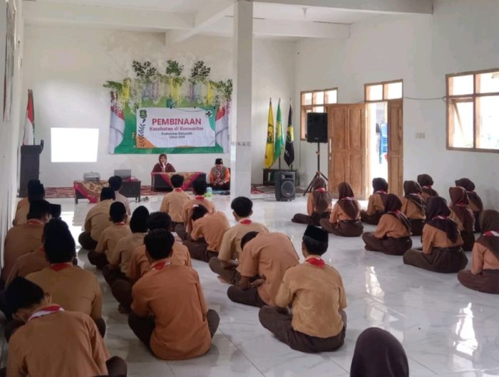 FOTO: Tim Promosi Kesehatan Puskesmas Batuputih bersama lintas program, melakukan pembinaan terhadap anggota Saka Bakti Husada (SBH) di SMK Darul Ulum, Desa Batuputih Kenik, Kecamatan Batuputih, Kabupaten Sumenep. (Ist/wartazone.com)