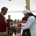 FOTO: Bupati Sumenep Achmad Fauzi Wongsojudo di sela-sela Kirab dan Penyerahan Pusaka, di Pendopo Agung Keraton, Kamis (3/7/2025).