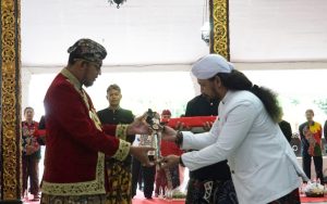 Bupati Sumenep Serukan Pelestarian Tradisi Lewat Kirab Pusaka dan Haul Akbar di Aeng Tongtong