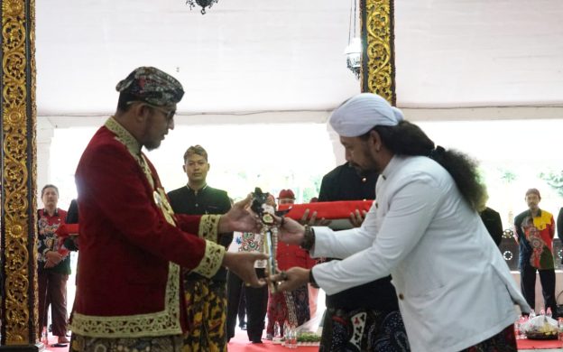 FOTO: Bupati Sumenep Achmad Fauzi Wongsojudo di sela-sela Kirab dan Penyerahan Pusaka, di Pendopo Agung Keraton, Kamis (3/7/2025).