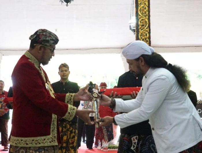 FOTO: Bupati Sumenep Achmad Fauzi Wongsojudo di sela-sela Kirab dan Penyerahan Pusaka, di Pendopo Agung Keraton, Kamis (3/7/2025).