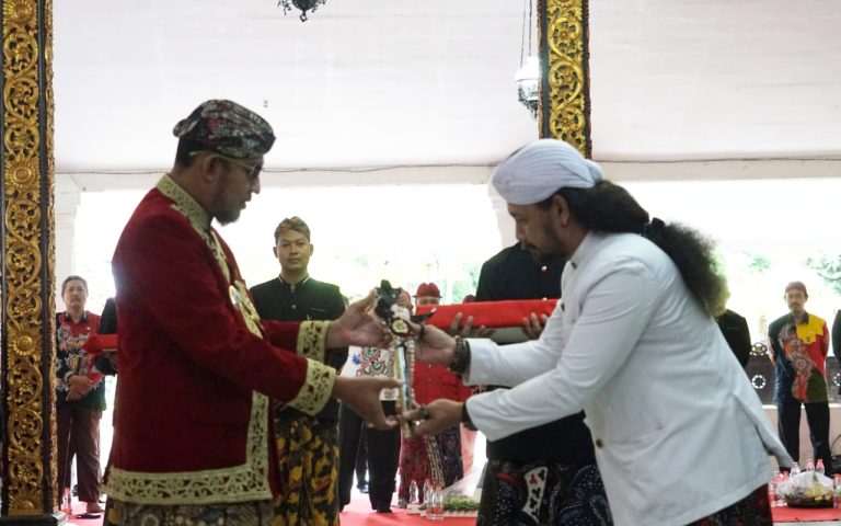 FOTO: Bupati Sumenep Achmad Fauzi Wongsojudo di sela-sela Kirab dan Penyerahan Pusaka, di Pendopo Agung Keraton, Kamis (3/7/2025).