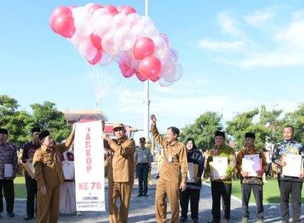 FOTO: Bupati Sumenep, Achmad Fauzi Wongsojudo, saat peluncuran Koperasi Desa Merah Putih dalam Apel Gabungan di Halaman Kantor Bupati, Senin (14/7/2025).