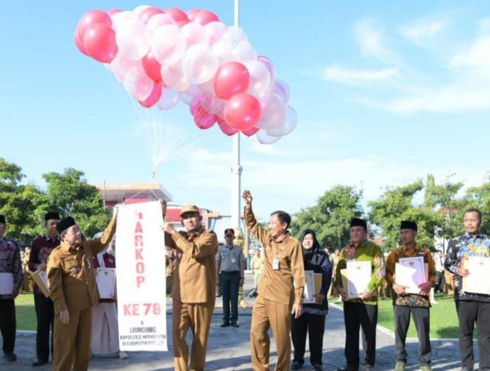 FOTO: Bupati Sumenep, Achmad Fauzi Wongsojudo, saat peluncuran Koperasi Desa Merah Putih dalam Apel Gabungan di Halaman Kantor Bupati, Senin (14/7/2025).