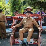 FOTO: Bupati Sumenep Achmad Fauzi Wongsojudo saat menyerahkan secara simbolis unit becak listrik dari Presiden Republik Indonesia ke-8, Prabowo Subianto, di Pendopo Agung Keraton, Senin (14/07/2025).