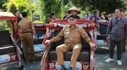 FOTO: Bupati Sumenep Achmad Fauzi Wongsojudo saat menyerahkan secara simbolis unit becak listrik dari Presiden Republik Indonesia ke-8, Prabowo Subianto, di Pendopo Agung Keraton, Senin (14/07/2025).
