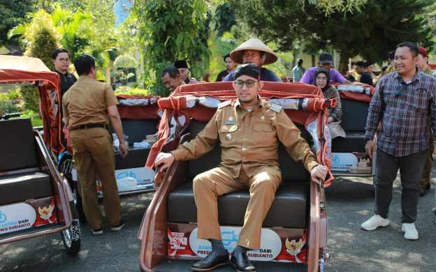 FOTO: Bupati Sumenep Achmad Fauzi Wongsojudo saat menyerahkan secara simbolis unit becak listrik dari Presiden Republik Indonesia ke-8, Prabowo Subianto, di Pendopo Agung Keraton, Senin (14/07/2025).