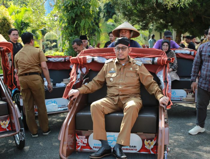 FOTO: Bupati Sumenep Achmad Fauzi Wongsojudo saat menyerahkan secara simbolis unit becak listrik dari Presiden Republik Indonesia ke-8, Prabowo Subianto, di Pendopo Agung Keraton, Senin (14/07/2025).