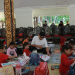 FOTO: Bupati Sumenep Achmad Fauzi Wongsojudo saat membuka lomba mewarnai sketsa Bung Karno, di Pendopo Agung Keraton Sumenep, Minggu (13/07/2025).