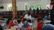 FOTO: Bupati Sumenep Achmad Fauzi Wongsojudo saat membuka lomba mewarnai sketsa Bung Karno, di Pendopo Agung Keraton Sumenep, Minggu (13/07/2025).