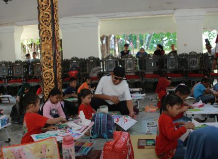 FOTO: Bupati Sumenep Achmad Fauzi Wongsojudo saat membuka lomba mewarnai sketsa Bung Karno, di Pendopo Agung Keraton Sumenep, Minggu (13/07/2025).