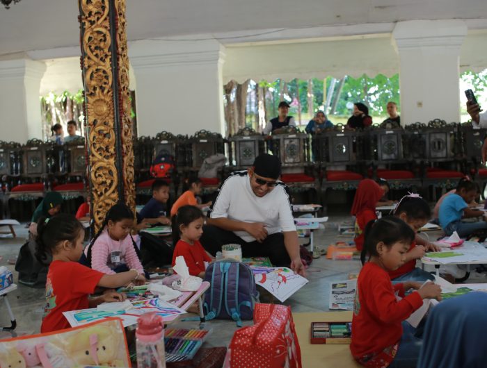 FOTO: Bupati Sumenep Achmad Fauzi Wongsojudo saat membuka lomba mewarnai sketsa Bung Karno, di Pendopo Agung Keraton Sumenep, Minggu (13/07/2025).