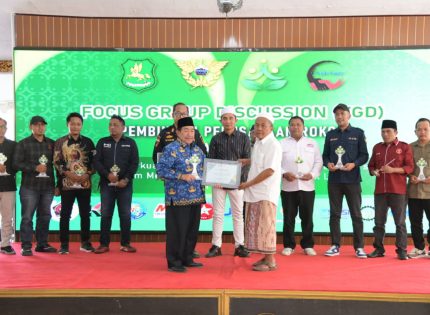 FOTO: Kegiatan Focus Group Discussion (FGD) yang digelar Forum Pimpinan Asosiasi Media (For-PAM) Kabupaten Sumenep bersama Paguyuban Pengusaha Rokok Sumenep, Kamis (17/7/2025), di pendopo agung keraton Sumenep. (Panji Agira/wartazone.com)
