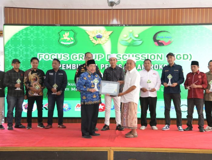 FOTO: Kegiatan Focus Group Discussion (FGD) yang digelar Forum Pimpinan Asosiasi Media (For-PAM) Kabupaten Sumenep bersama Paguyuban Pengusaha Rokok Sumenep, Kamis (17/7/2025), di pendopo agung keraton Sumenep. (Panji Agira/wartazone.com)