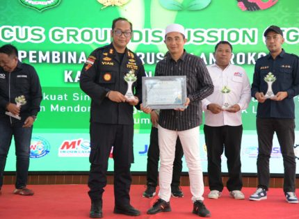FOTO: Kegiatan Focus Group Discussion (FGD) yang digelar Forum Pimpinan Asosiasi Media (For-PAM) Kabupaten Sumenep bersama Paguyuban Pengusaha Rokok Sumenep, Kamis (17/7/2025), di pendopo agung keraton Sumenep. (Panji Agira/wartazone.com)